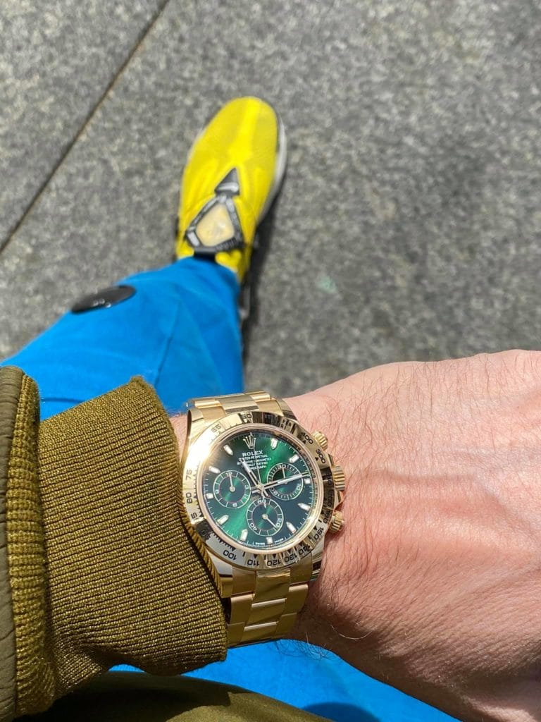 Michel, méditerranéen affirmé, affectionne un porté sport-chic de ses montres de grande valeur.