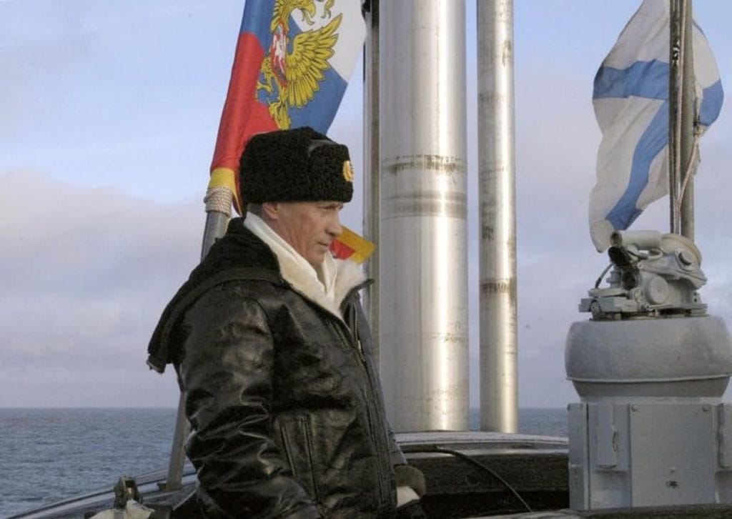 Vladimir Poutine assistant à des manœuvres à bord d'un sous-marin. Photo "Revue de l'OTAN".