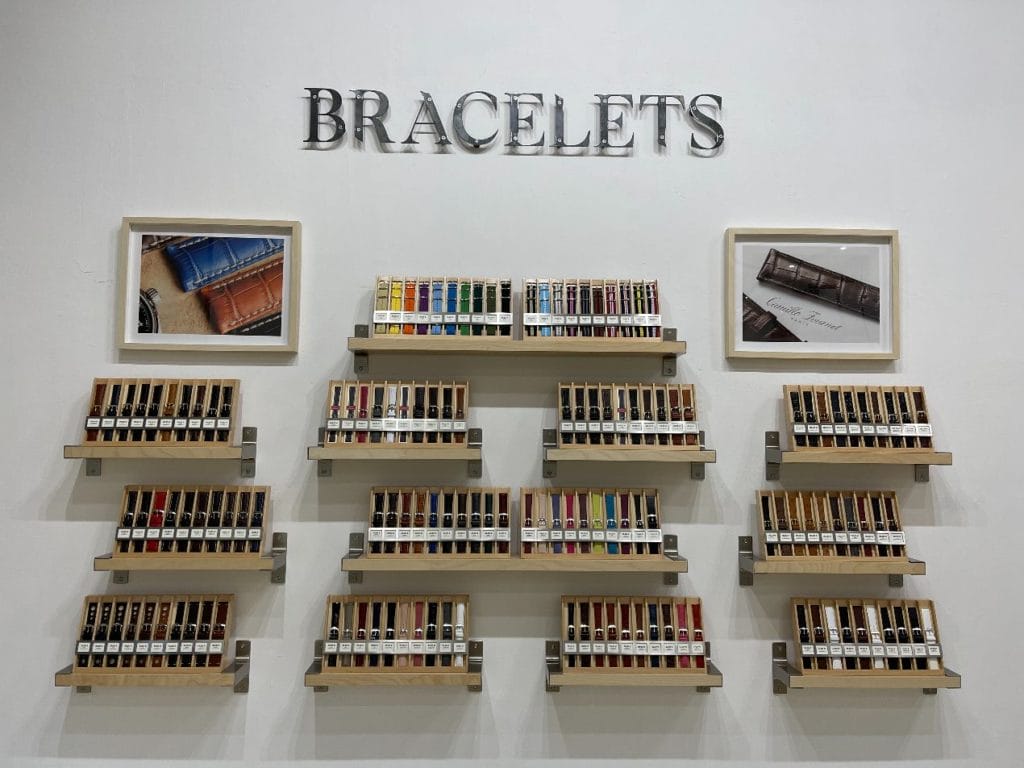 Le mur de bracelets présent au Centre Horloger de Provence