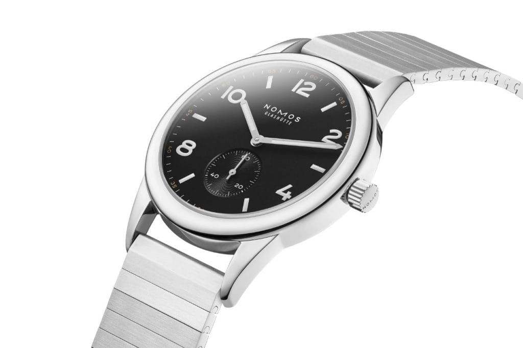 La nouvelle version de Club automatique de NOMOS Glashütte est réglée d'après les valeurs de chronomètre et équipée du bracelet métallique NOMOS Sport. Pour seulement 2240 euros.