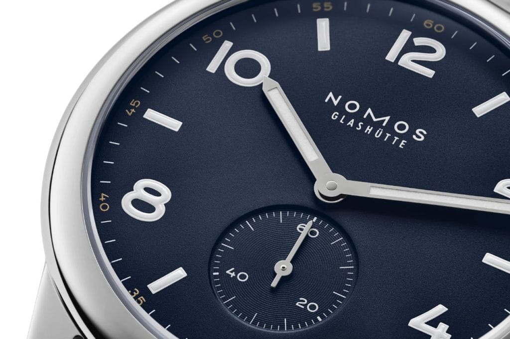 Série limitée : NOMOS Club automatique en trois nouvelles couleurs. Ici le modèle navy, équipé d'un bracelet textile bleu-noir. Les montres sont limitées à 175 exemplaires chacune et sont réglées d'après les valeurs de chronomètre. 1960 euros.