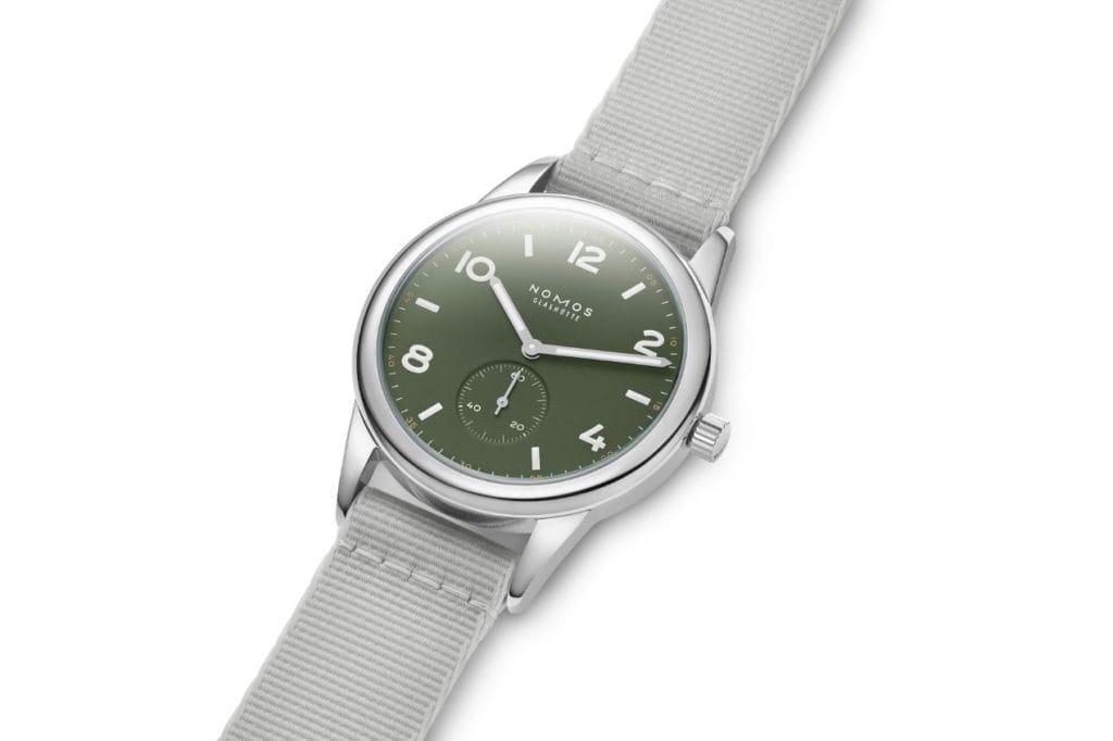 Modèle spécial de NOMOS célébrant 175 ans de haute horlogerie à Glashütte, Club automatique olive est limité à 175 exemplaires. Une montre également disponible dans les couleurs onyx et navy. 1960 euros.