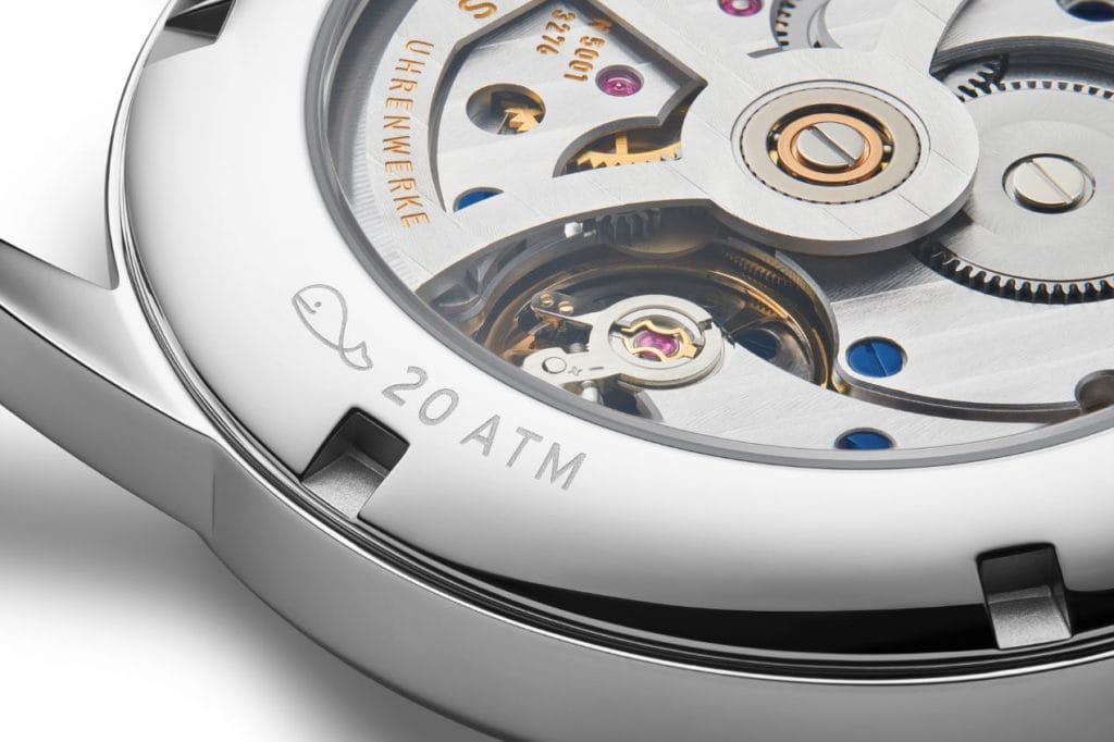 Modèle spécial NOMOS Club automatique : montre automatique équipée du calibre de manufacture DUW 5001, disposant du NOMOS-Swing-System fabriqué et conçu en interne, réglé d'après les valeurs de chronomètre.