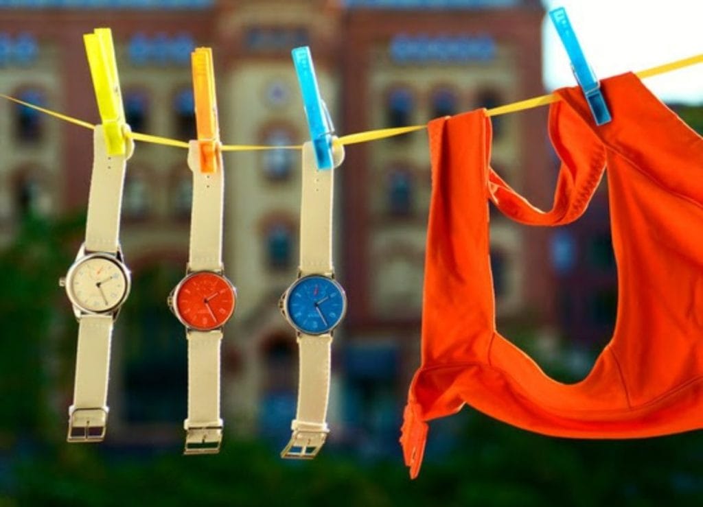 Dans le désordre mais avec les couleurs françaises : montres d'été (aussi) pour les amateurs de sports nautiques, ici sur une corde à linge dans la célèbre ville horlogère allemande de Glashütte.