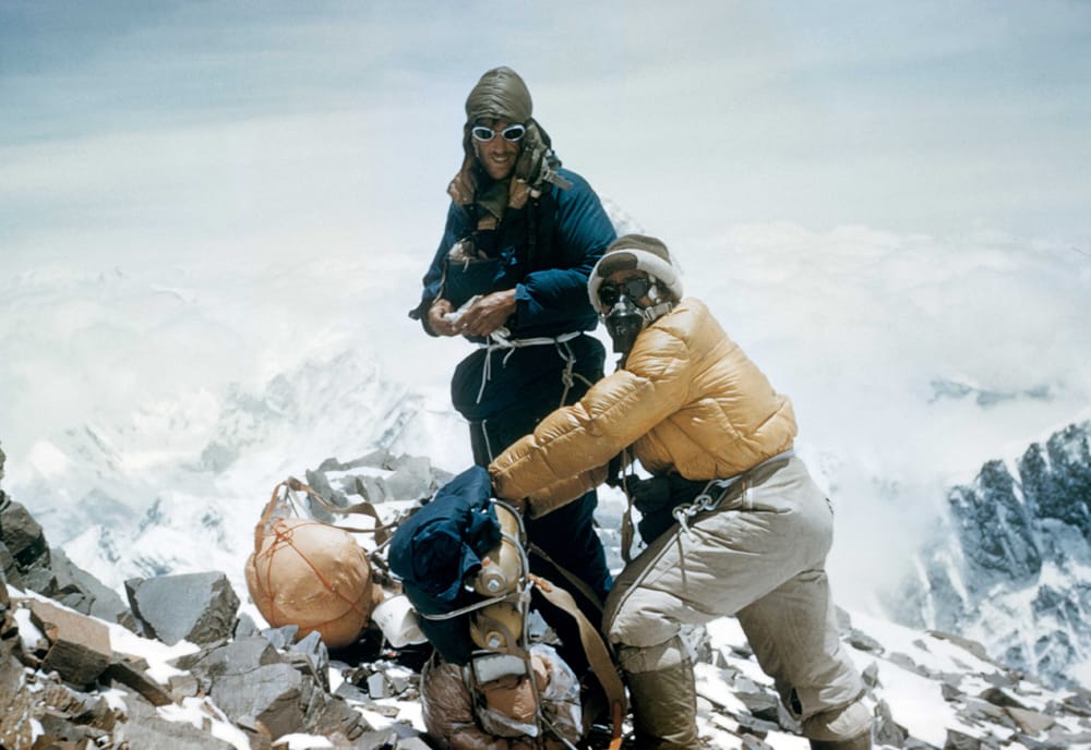 Sir Edmund Hilary et le sherpa Tensing Norgay au sommet de l'Everest avec une Rolex Explorer au poignet
