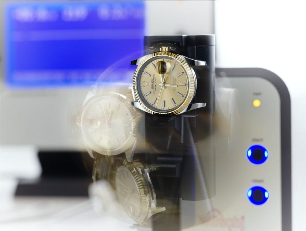 Après emboîtage du mouvement, la montre est testée dans différentes positions ; il s'agit de s'assurer de ses performances chronométriques.