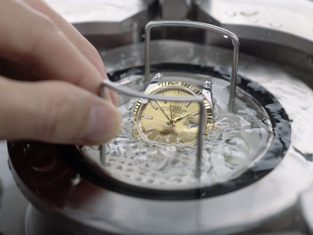 L'étanchéité des montres est testée dans des cuves hyperbares développées par la marque.