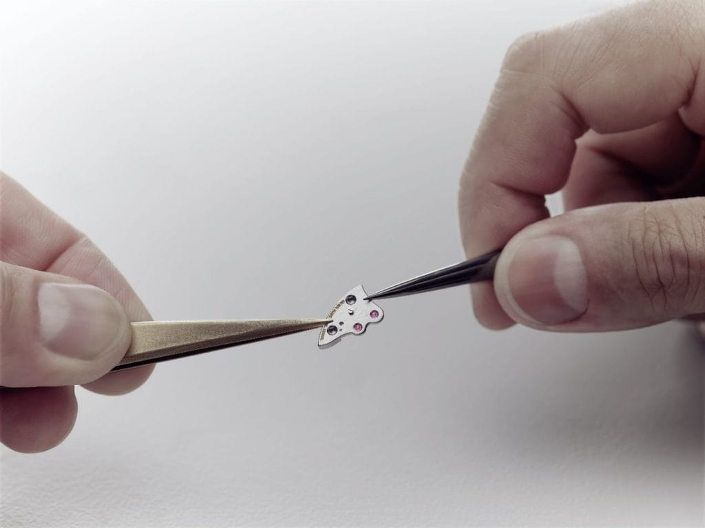 L'horloger veille à préserver au maximum l'esthétique et les caractéristiques d'origine de chaque montre qu'il restaure. Ici, il ravive l'anglage du pont de rouage pour lui redonner son éclat.