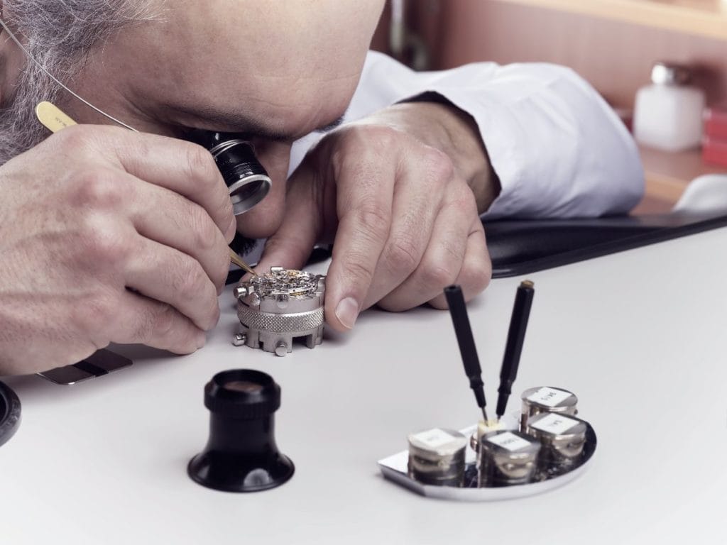 Les horlogers de l'Atelier de Restauration, à Genève, manipulent des composants anciens et rares ; ils doivent faire preuve d'une concentration à toute épreuve.