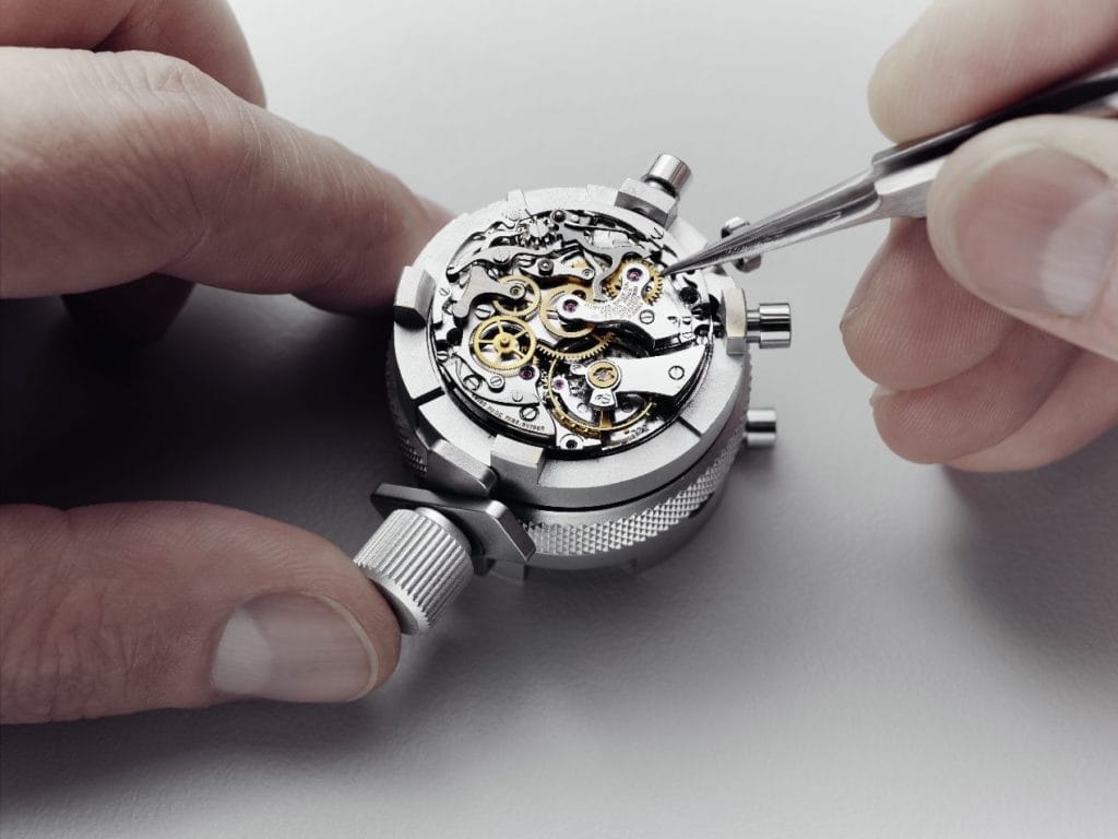 Chaque service « Restauration » est effectué dans le respect de la tradition et de l'art horloger, où le geste de l'artisan occupe une place primordiale. Ici, l'horloger contrôle les compteurs du chronographe.