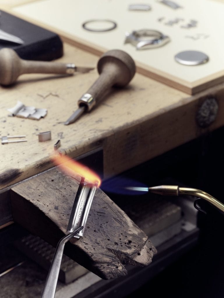 Certaines opérations sur une montre confiée à l'Atelier de Restauration sont réalisées par un horloger-bijoutier. Ici, il ressoude une charnière sur une lame de fermoir.