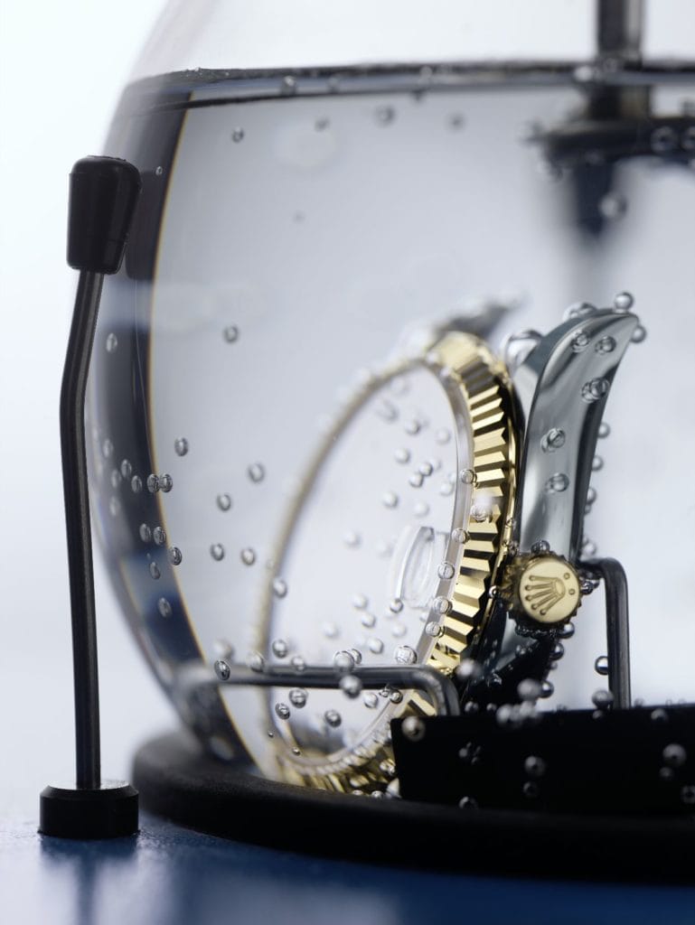 L'étanchéité de chaque montre est testée individuellement.