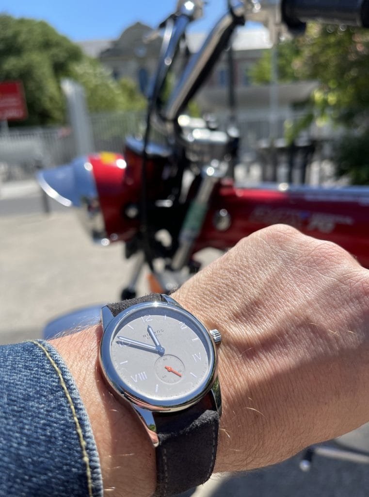 Nomos Club Campus 38.5mm à cadran gris au poignet