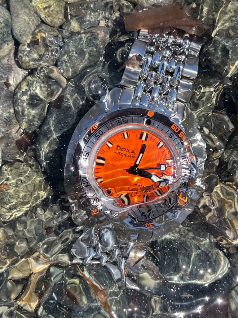 Une montre résistant aux pressions des profondeurs comme aux vagues sur la plage.