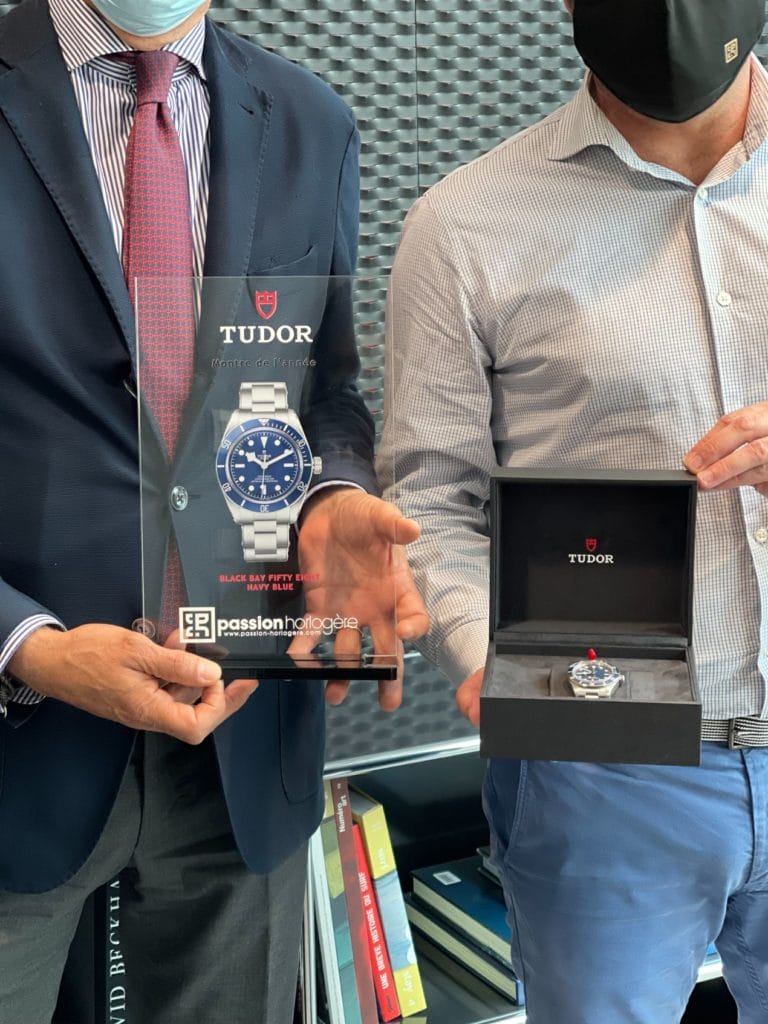 Une remise en mains propres au Directeur Commercial de la marque en France !