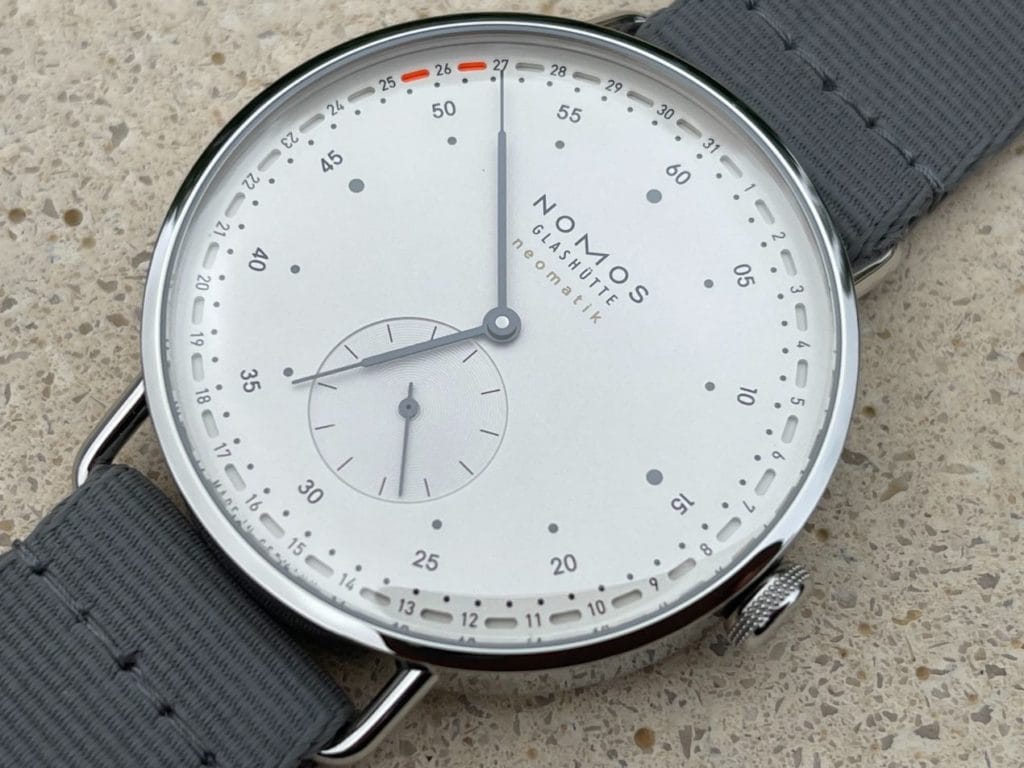 Le superbe cadran laisse apparaître les cartouches du quantième