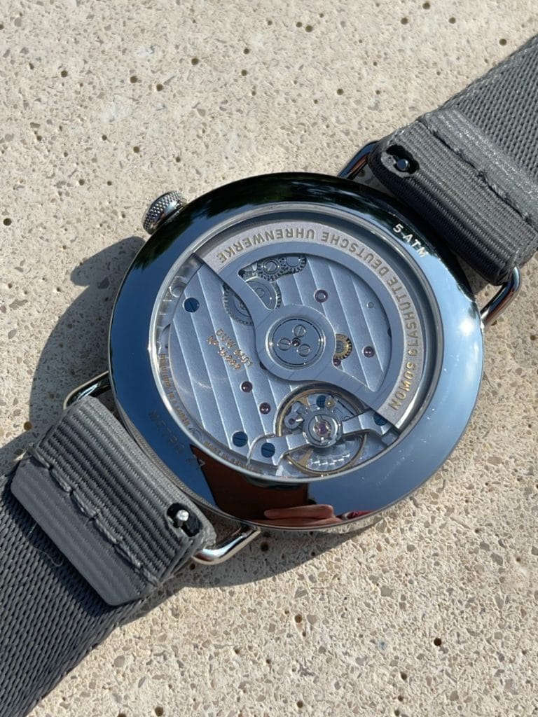 Un mouvement manufacturé et finement décoré