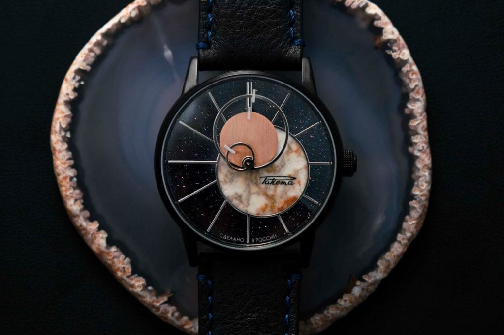 Le soleil, unique sur chaque montre, est d'Agathe jaune.