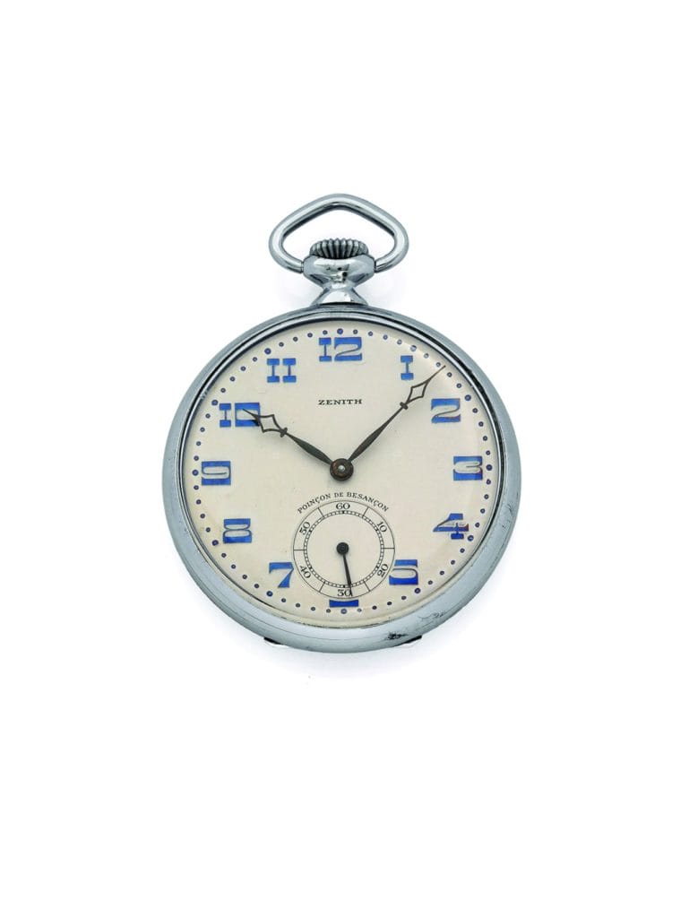 « Avec ses splendides chiffres bleu typiquement Art Déco, cette montre illustre la fabrication française de montre Zénith à partir de 1923 dans la cité Bisontine.
Le poinçon de Besançon est, comme le poinçon de Genève, un signe de qualité des productions de la région. »