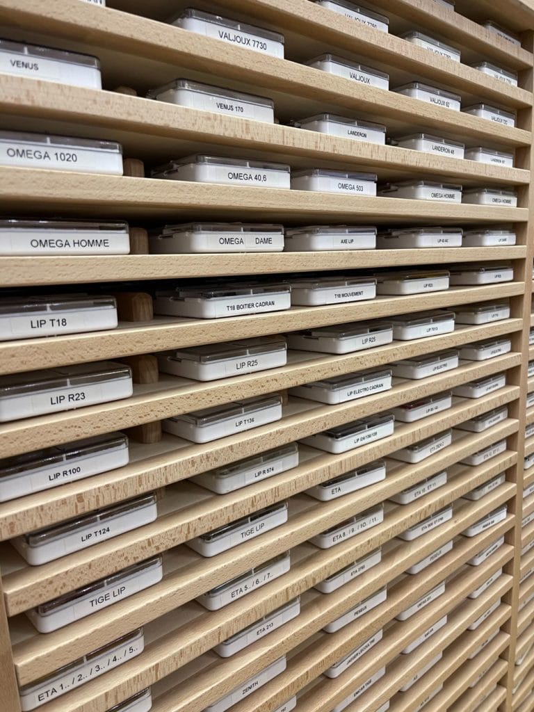 Un stock de pièces détachées organisé et répertorié