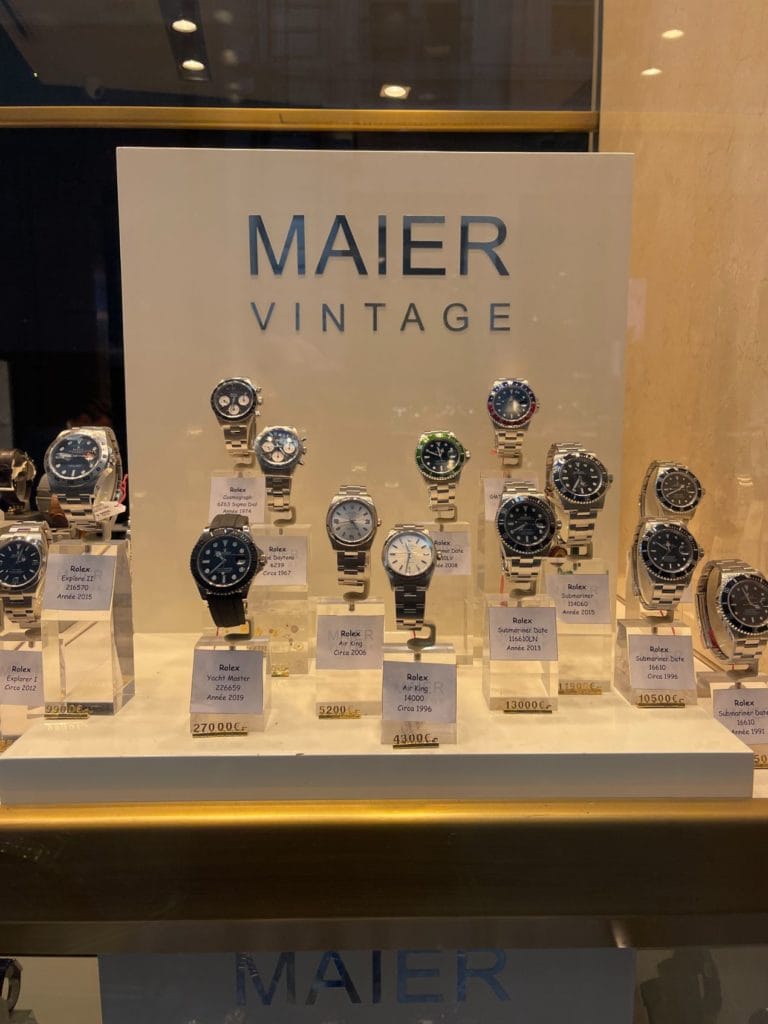 Les professionnels de la revente d'occasion ont des stocks entiers de montres disponibles immédiatement !