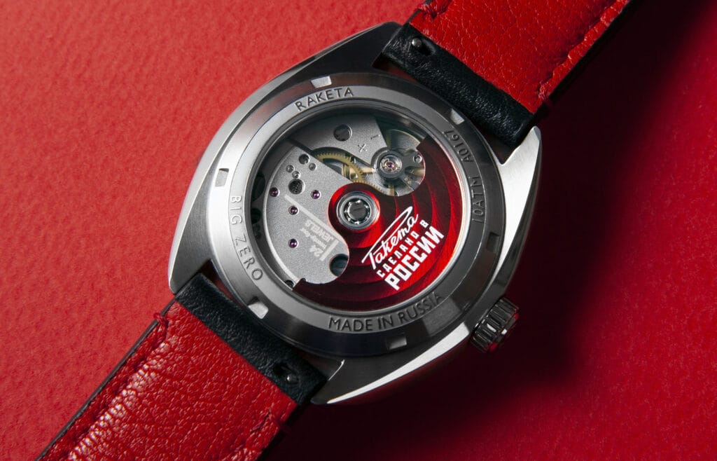 Le rouge est fortement présent sur l'arrière des montres Raketa.