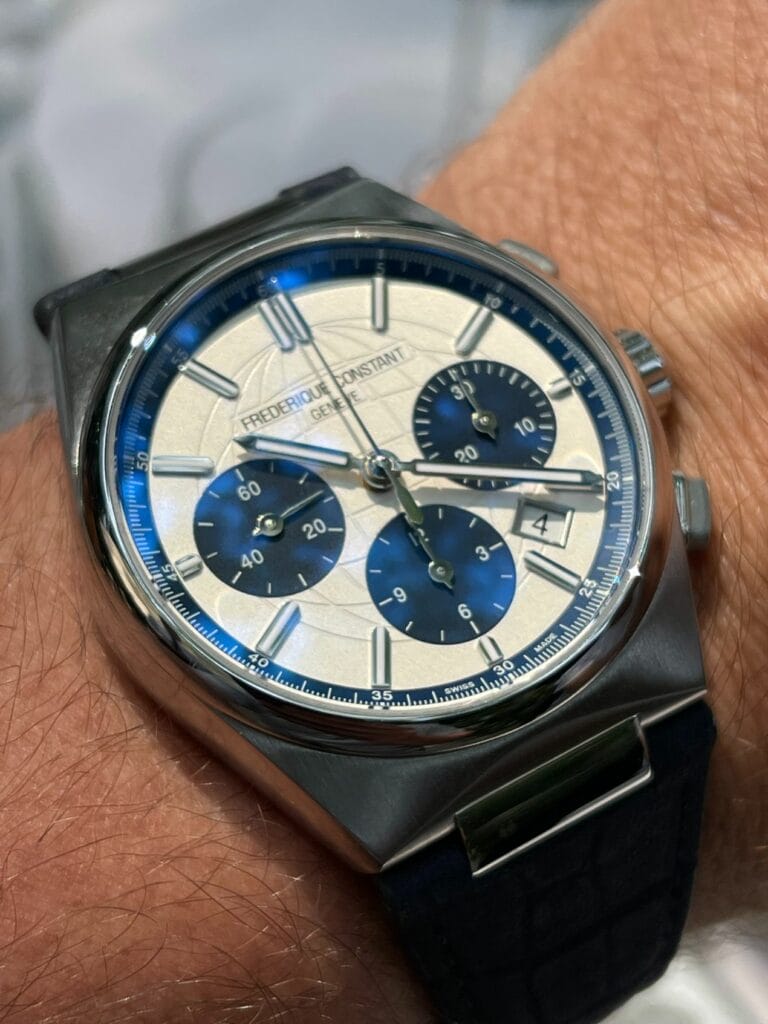 La montre tombe parfaitement au poignet !