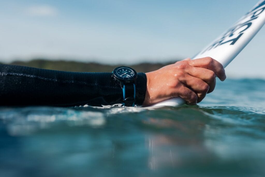 Pauline Ado avec son Alpina Seastrong Diver Gyre Automatic au poignet. 