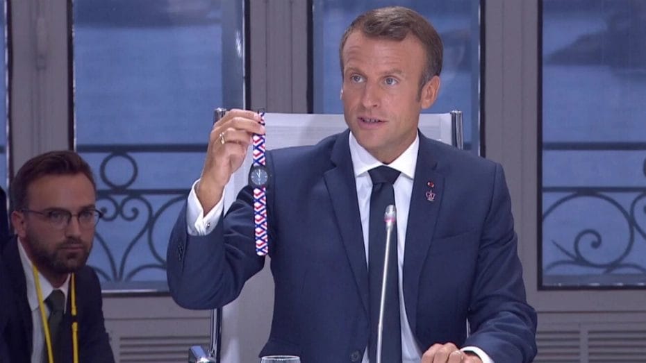 Emmanuel Macron arborant la montre Awake du G7