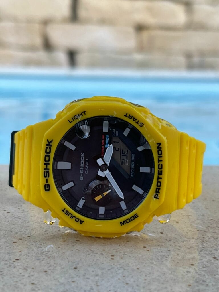 Etanche à 200 mètres, elle vous suivra de partout !