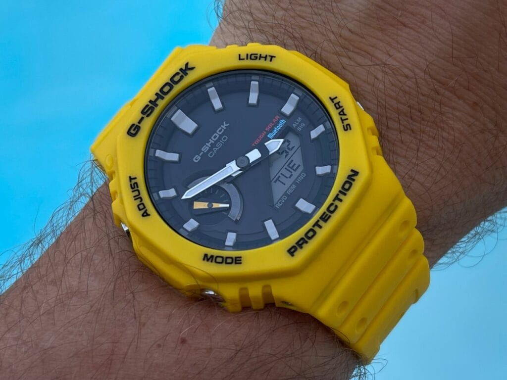 Au poignet, la montre se fait immédiatement oublier avec ses 52 grammes...