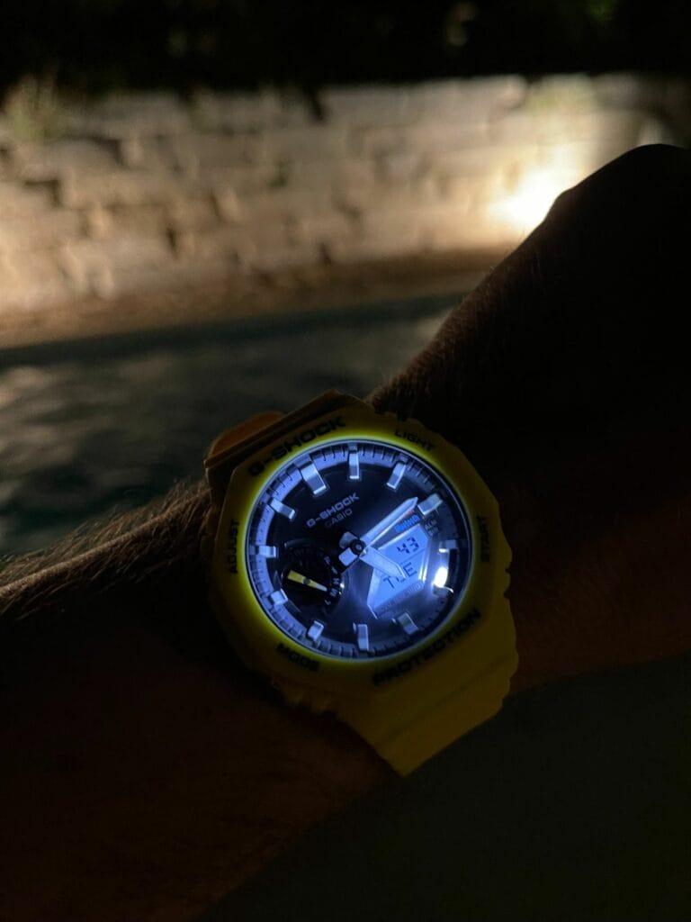 Les aiguilles sont luminescentes et son cadran s'allume à la demande.