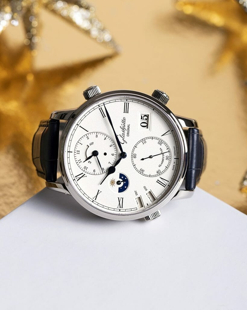 L'excellence de l'art horloger allemand... Glashütte Original Senator Cosmopolite en or blanc, 44 mm. Date, double fuseau horaire, indication de la réserve de marche. Calibre 89-02. Modèle de 2018, service complet Glashütte 11/2021.
