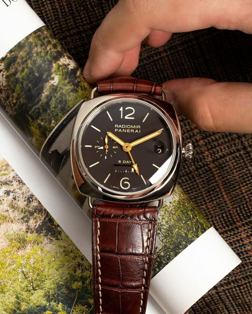 La Radiomir de Panerai, célèbre pour son mouvement mécanique de légende depuis les années 1930, fait preuve d'une fiabilité à toute épreuve. Elégance certaine pour cette version 8 Days GMT qui se pare d'un boîtier en platine et d'un bracelet en cuir d'alligator. Vendue avec son écrin et ses documents d'origine. Une édition limitée à 250 exemplaires.