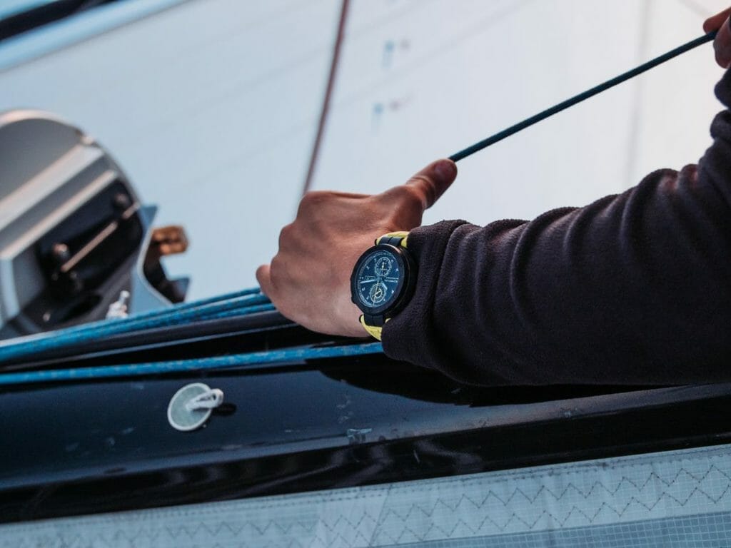 Herbelin Newport Carbone Titane au poignet.