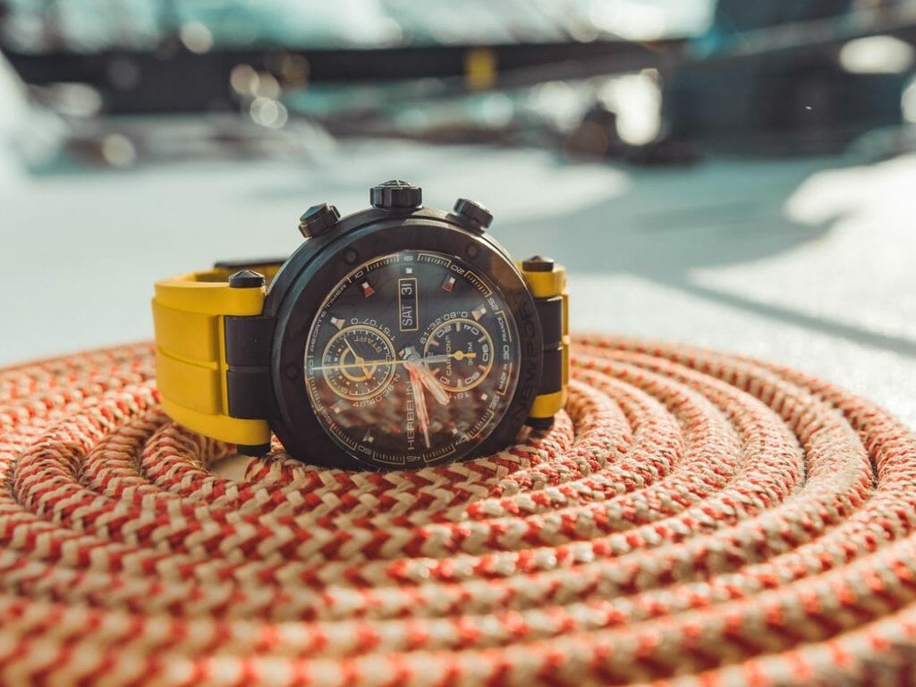 On distingue le cadran frappé.