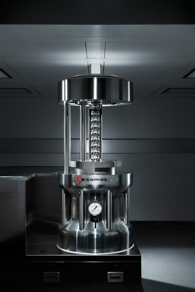 La cuve ultra haute pression conçue en partenariat avec la Comex pour tester l’étanchéité de l’Oyster Perpetual Deepsea Challenge.