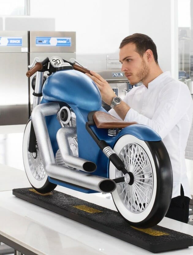 Amaury Guichon, passionné d'horlogerie, et sa moto en chocolat !