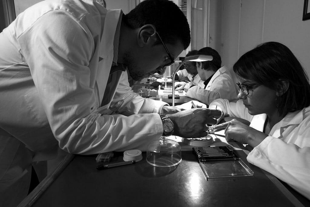 Samir Khemici en pleine initiation au 48, rue de Rivoli, à Paris.