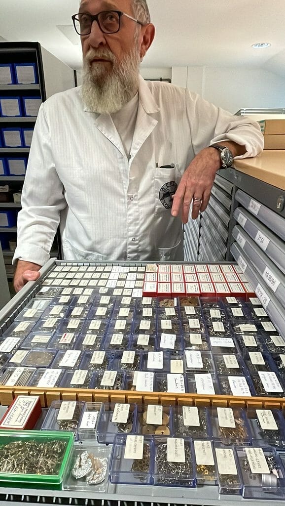 Bernard Portal, alias “Tortue géniale" directeur de l’atelier héritage chez Longines. Les layettes pleines de fournitures pour restaurer n’importe quelle pièce Longines. Crédit : Camille Choteau