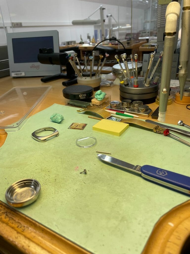 Au coeur de l’atelier héritage de la manufacture Longines à Saint-Imier. Crédit : Camille Choteau