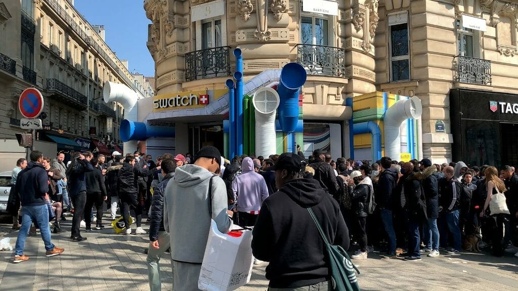 File d'attente devant la boutique Swatch des Champs-Elysées - Crédit Le Parisien