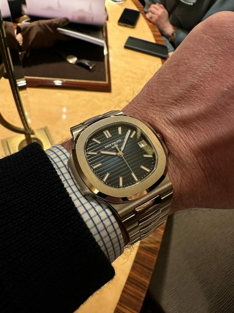 Nouvelle Nautilus 5811 en or gris au poignet.