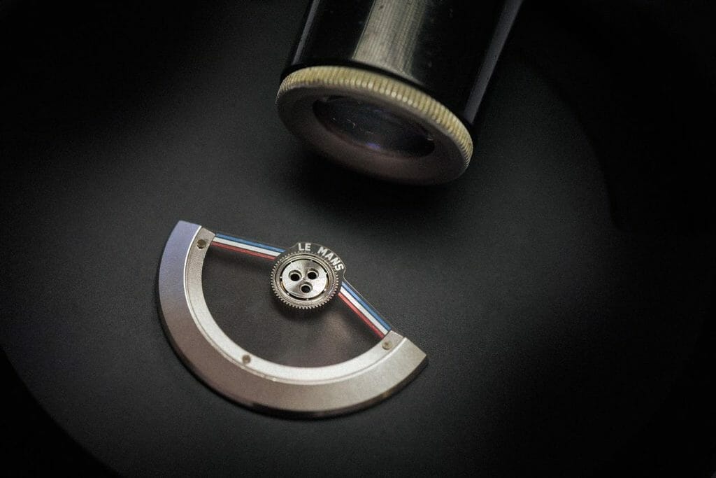 Une masse oscillante en saphir, pour laisser voir la beauté du "moteur".