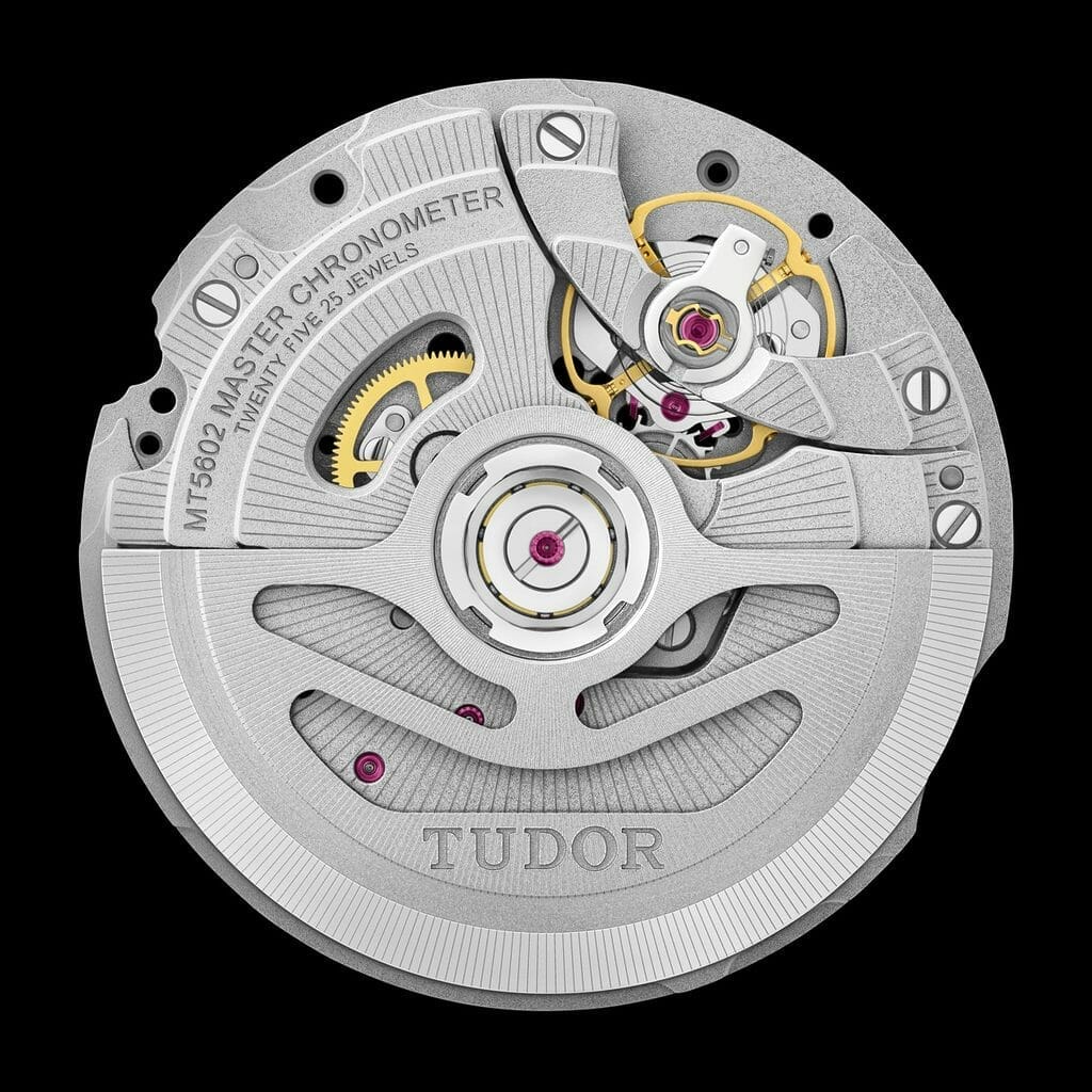 La Black Bay est certifiée Master Chronometer, prouvant la qualité exceptionnelle de la montre.