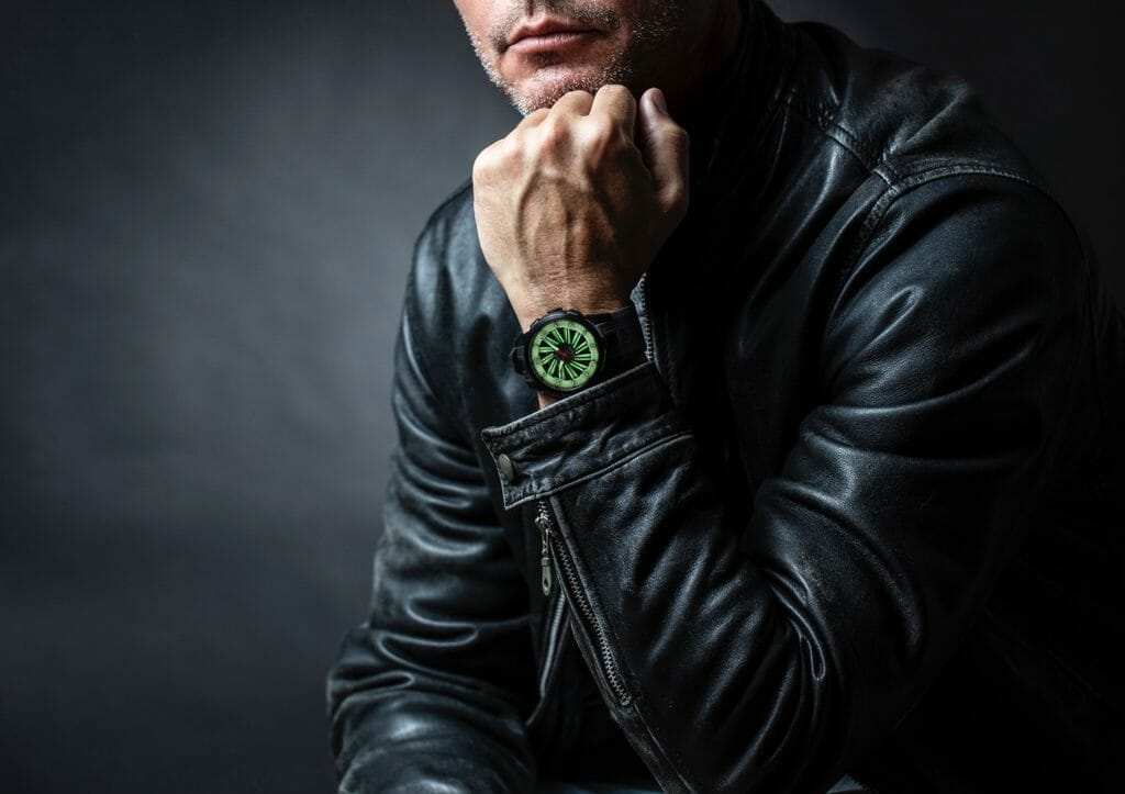 La montre Turbine Full Lum portée.