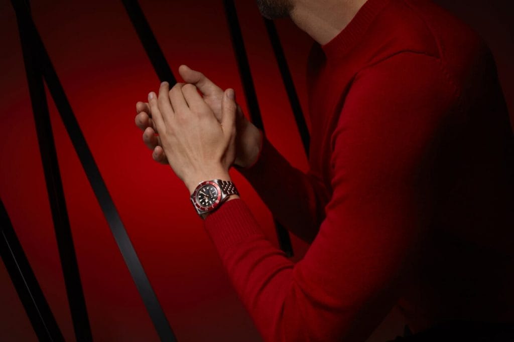 Vue de la montre portée par un homme.