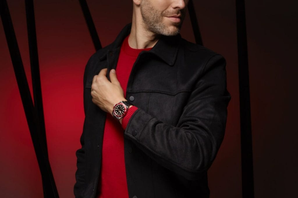 Vue de la montre portée par un homme.