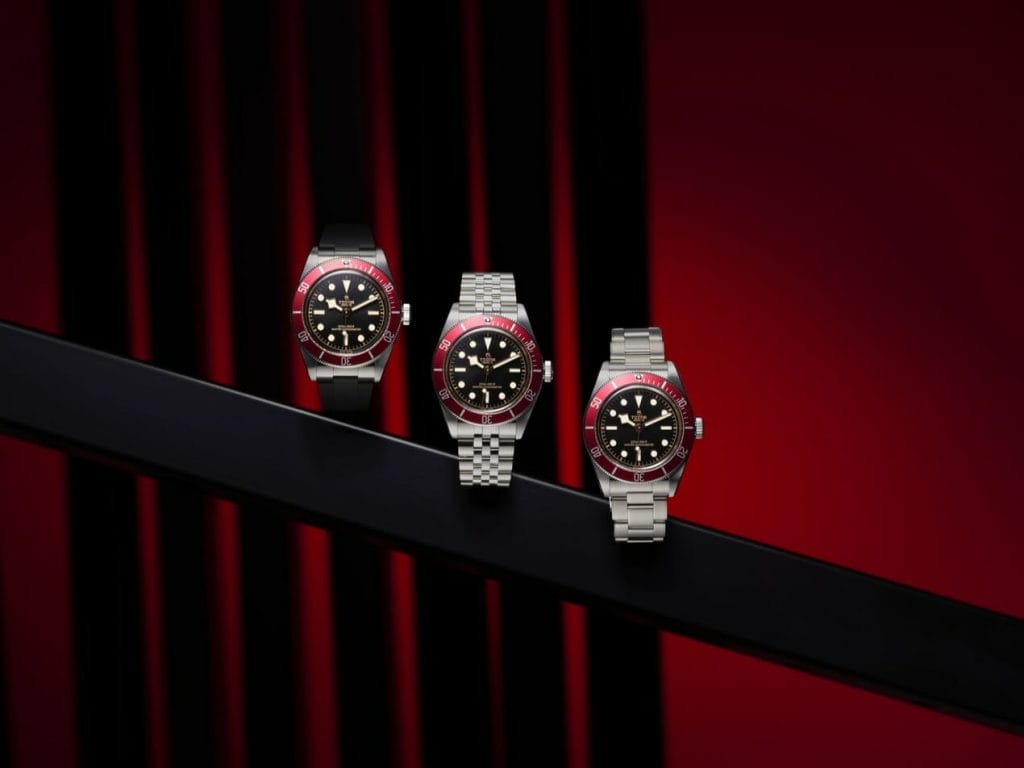 Trois options de bracelets sont disponibles : en caoutchouc à gauche, à 5 mailles au milieu, décorée de rivets à droite.