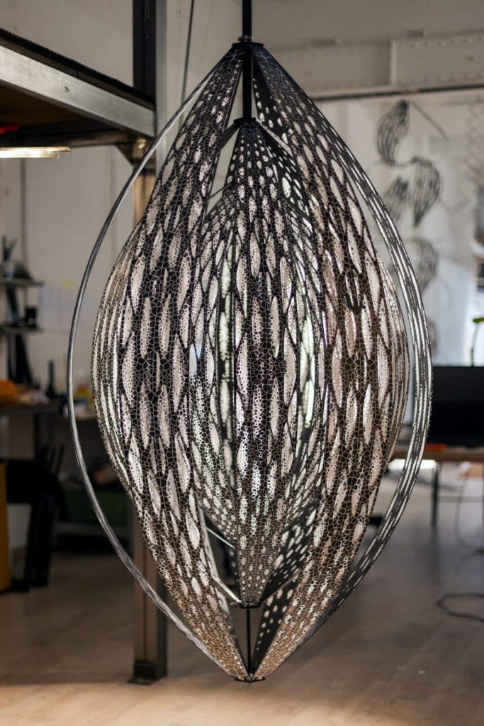 Structure "tensègre" en fibres de carbone tissés.